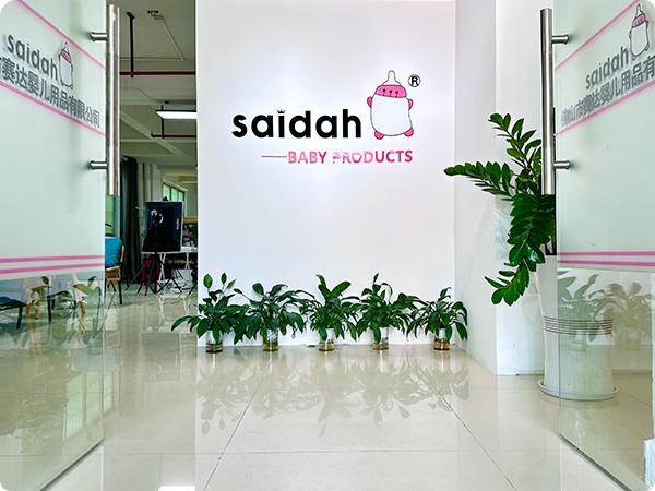 Muro de historia de la compañía con hitos de productos para bebés